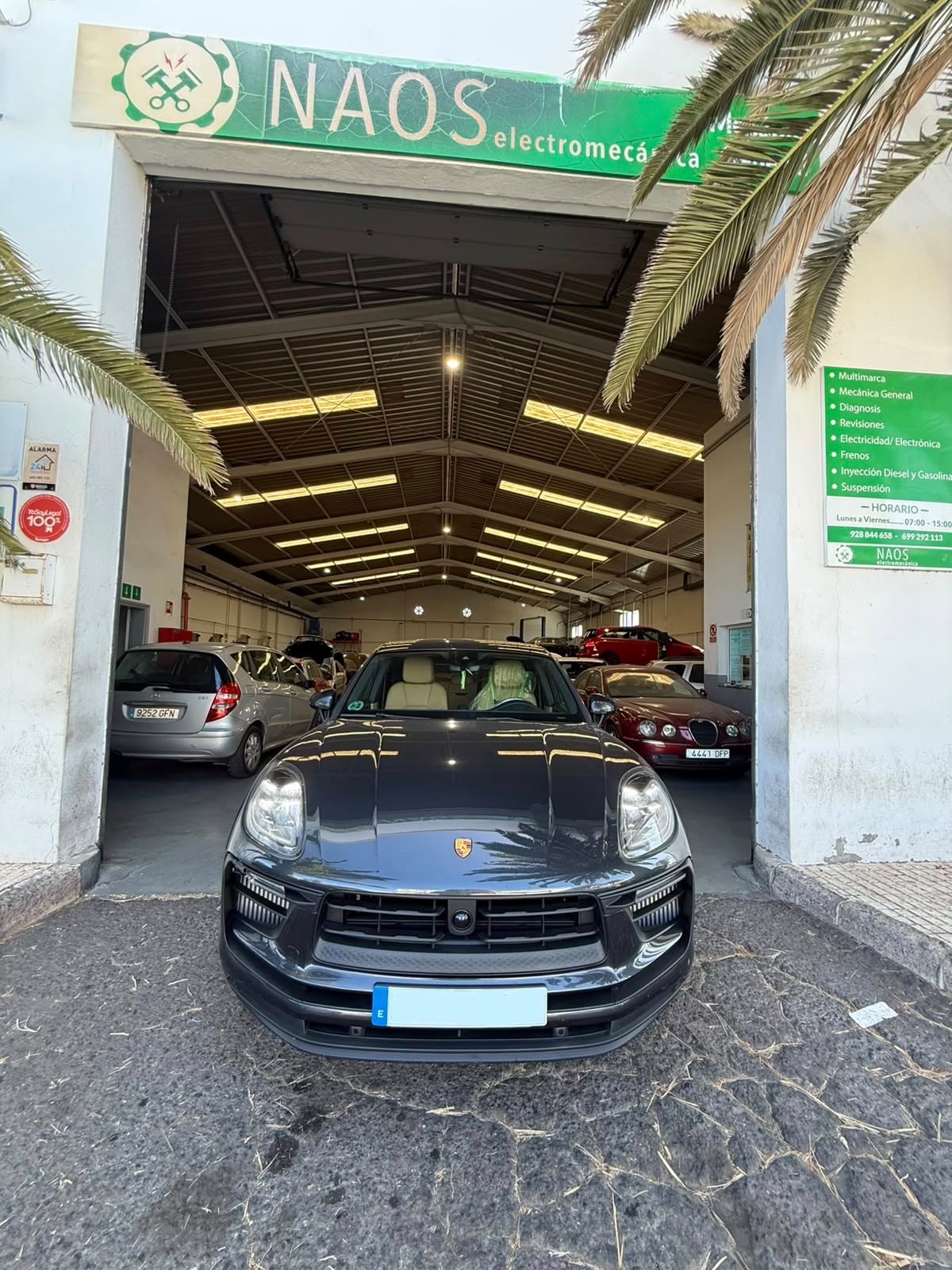 Fachada del taller NAOS Electromecánica en Avenida de Naos con el listado de servicios