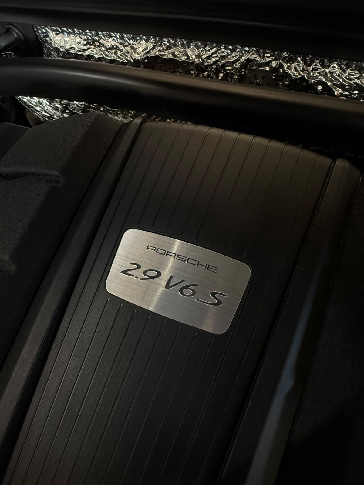 Detalle de la tapa del motor Porsche 2.9 V6 S