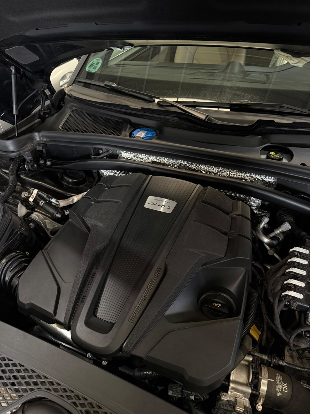 Vano motor de un Porsche 2.9 V6 S abierto en el taller