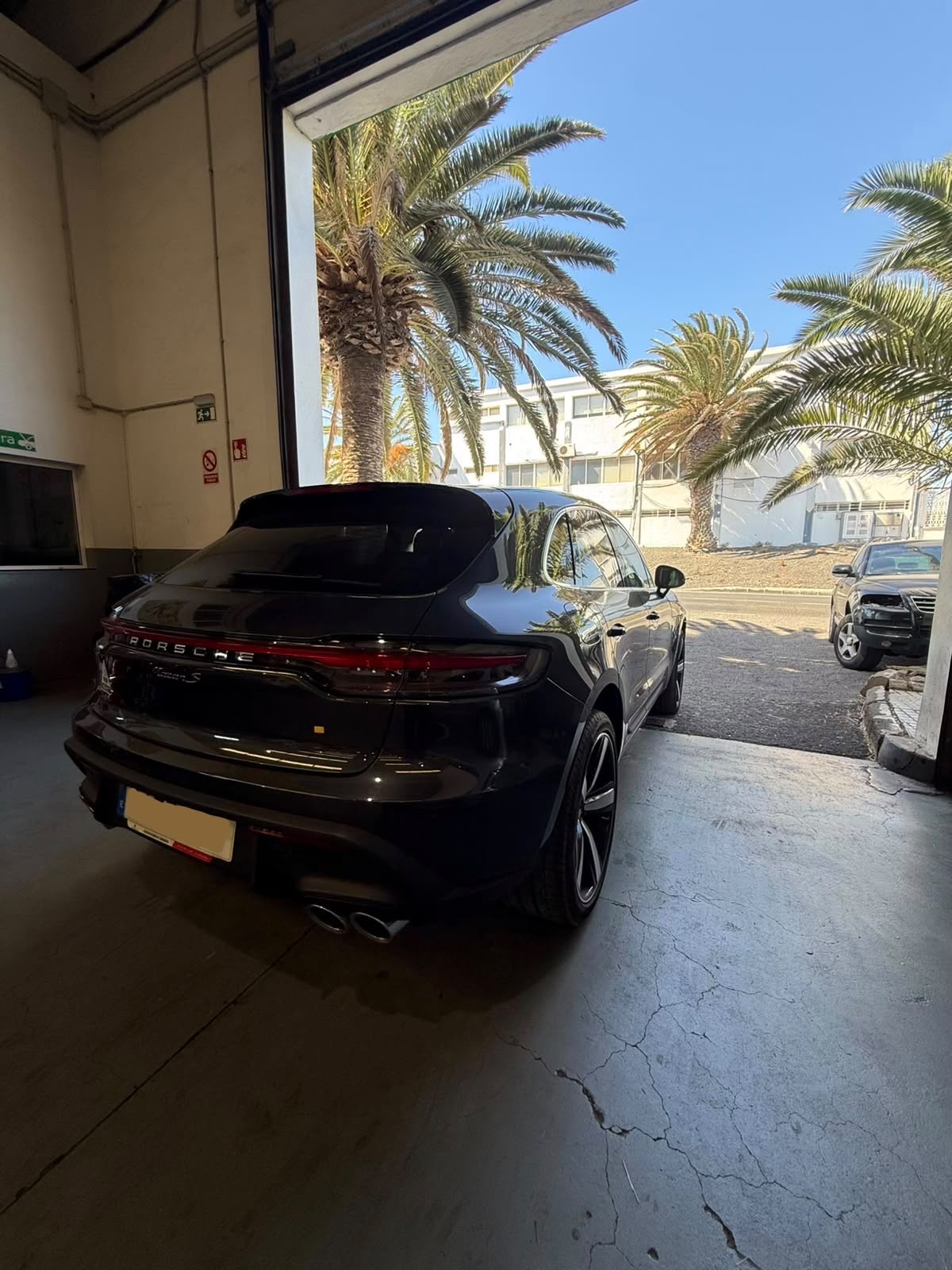 Porsche Macan S listo para la entrega en la puerta del taller