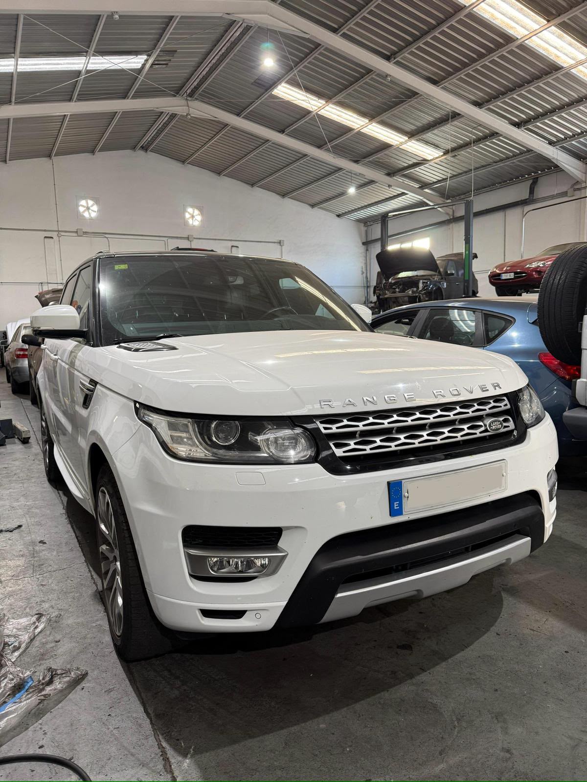 Range Rover Sport dentro de la nave del taller