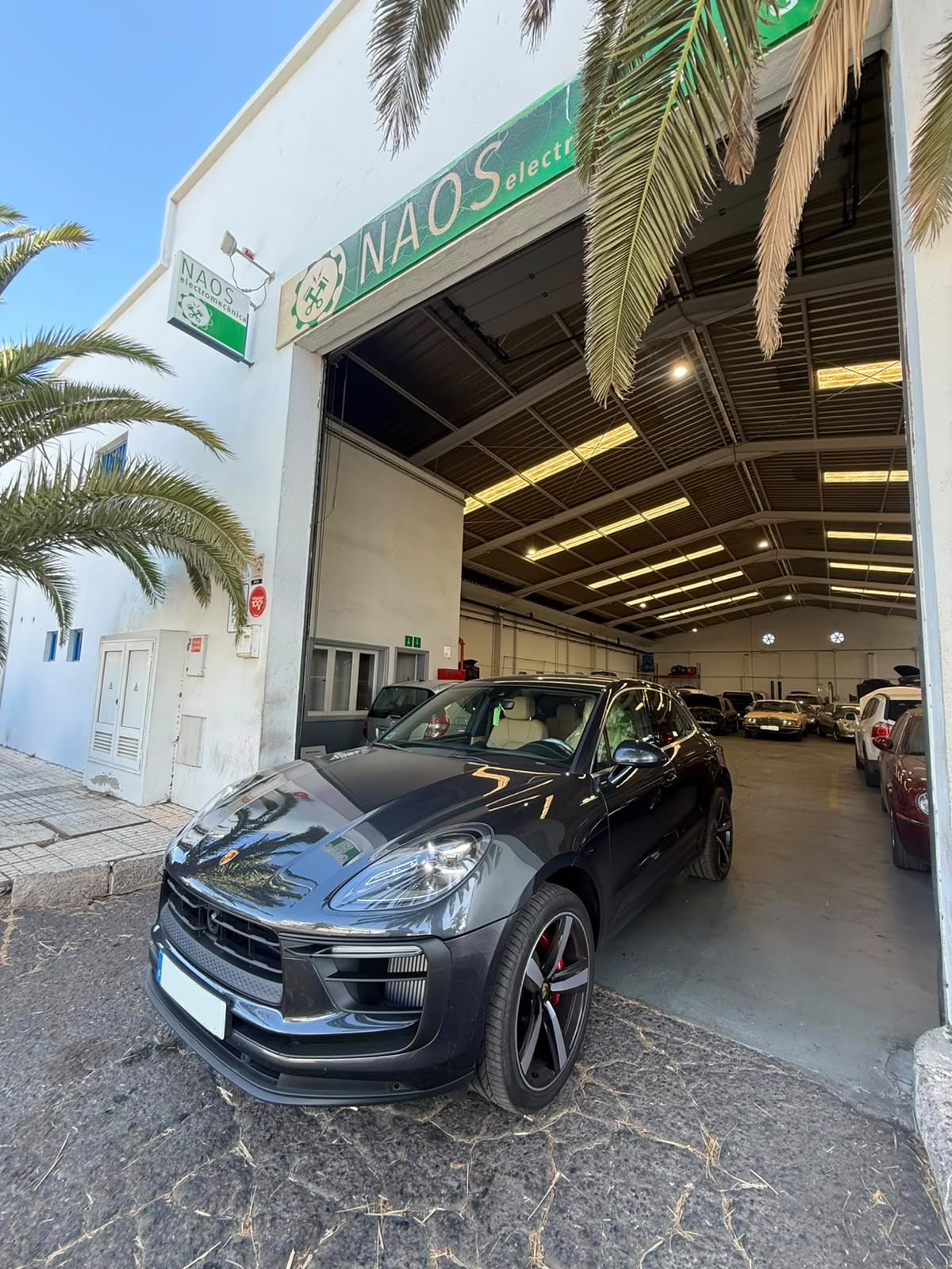 Nave del taller NAOS Electromecánica con acceso amplio para vehículos de gran tamaño